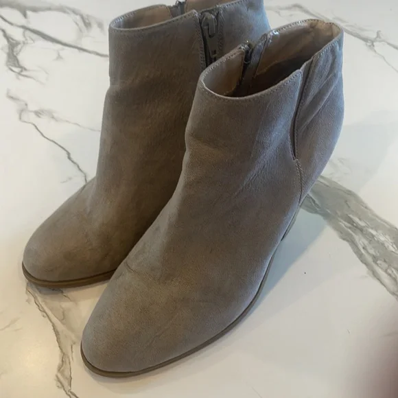 Banana Republic Ankle booties, size 7, Taupe, Tan, Chunky 4 inch heel - Picture 1 of 15